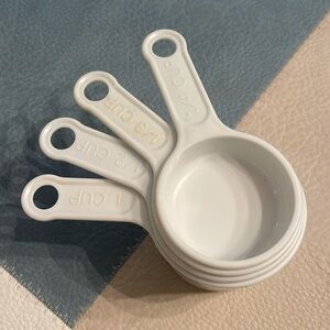 Rubbermaid White Measuring Cups